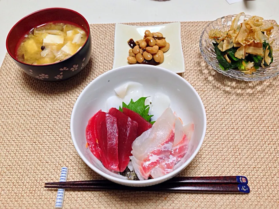 Snapdishの料理写真:海鮮丼 煮豆 ほうれん草おかか和え 豆腐としめじの味噌汁|にゃろめさん