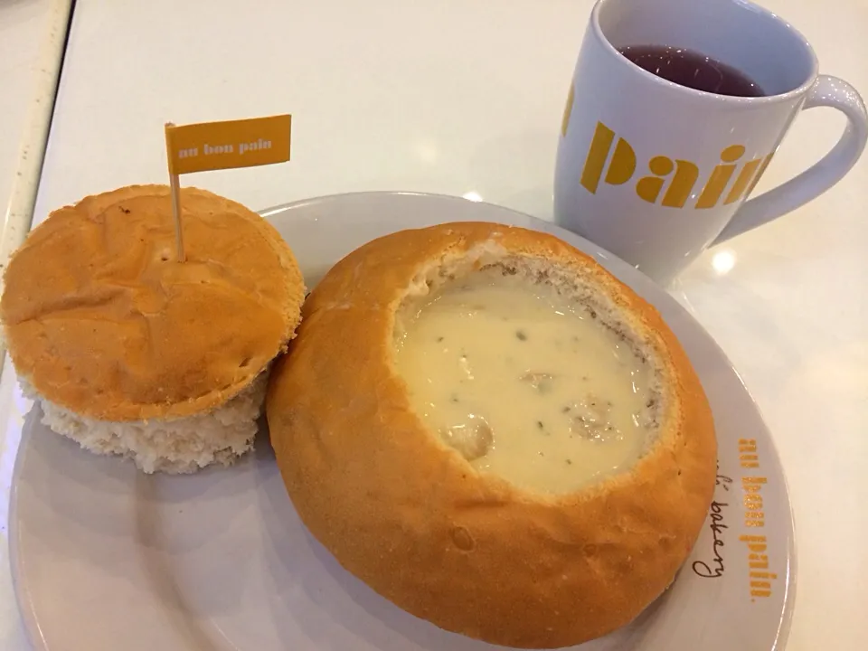 Snapdishの料理写真:Mushroom soup in a bread bowl|Kiriya Prueksaratさん