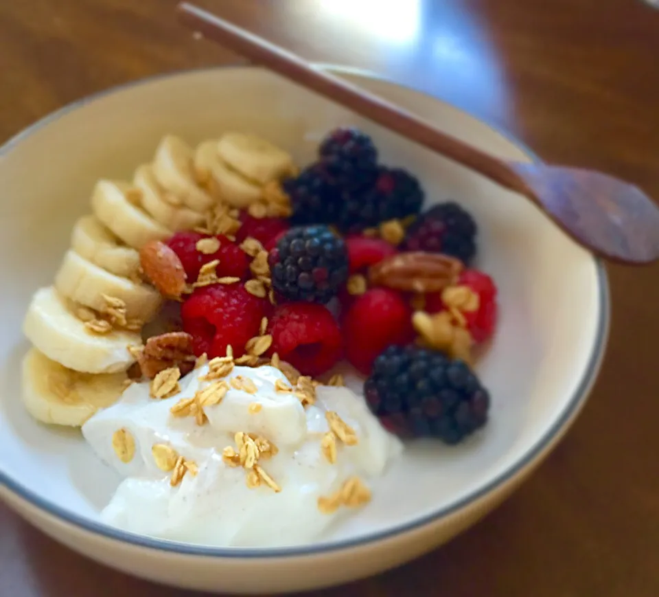 Fruit bowl: pumpkin spice Greek yogurt with mixed berries and banana. Topped with a sprinkle of granola.|victoria valerioさん