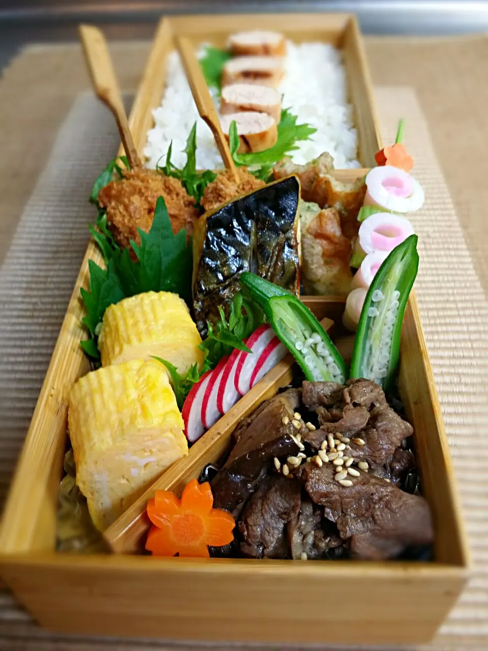 《火曜日のお弁当》🍱

・牛肉、椎茸の時雨に
・鯖焼き
・だし巻き玉子
・竹輪の磯辺揚げ
・串かつ
・明太子

行ってらっしゃい～♡|藤田 まり子さん