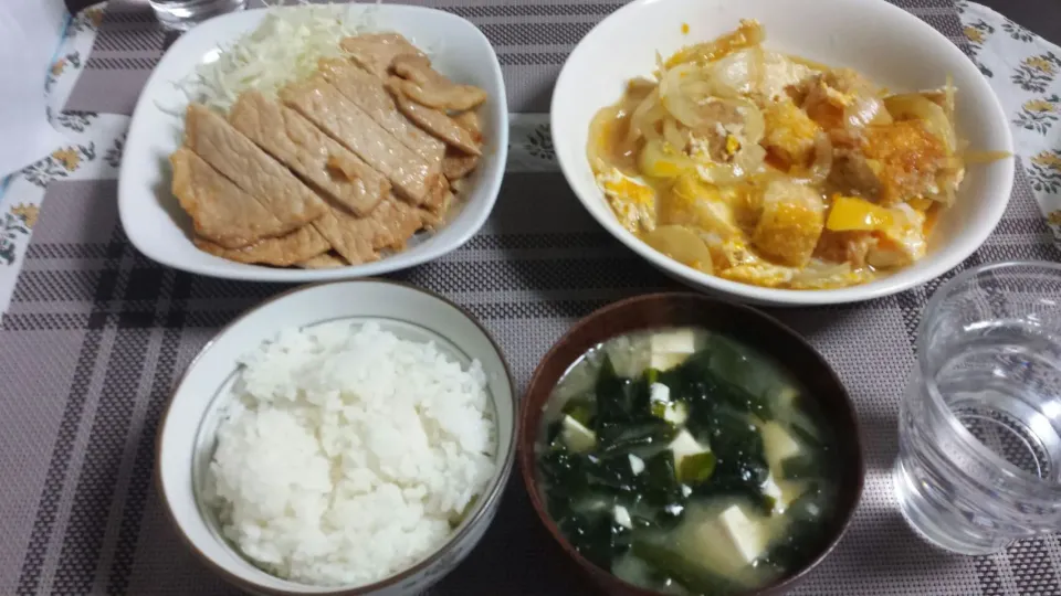 ささみカツ玉子とじ、豚肩ロース味噌漬け焼き、豆腐とワカメのお味噌汁～♪|三宅章人  Akihito Miyakeさん