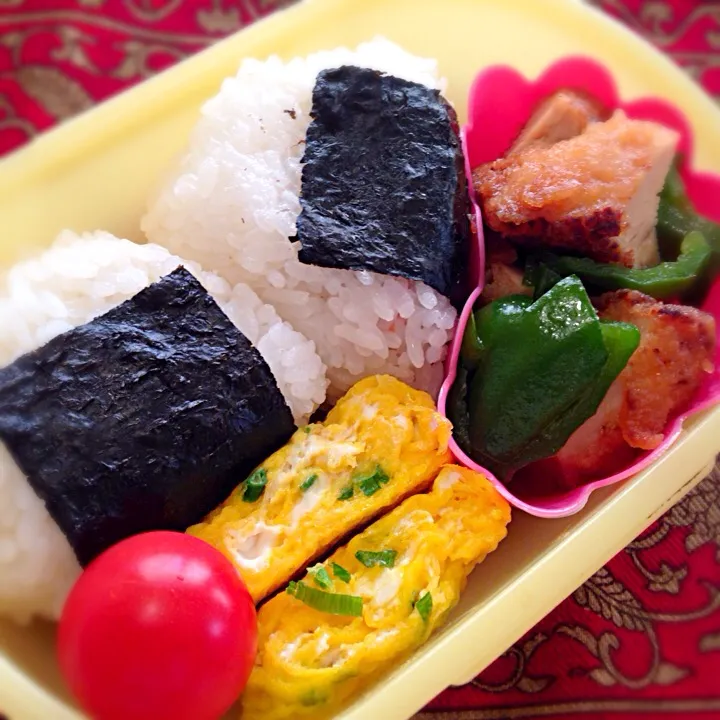 おむすび🍙と鶏唐揚げの麺つゆ煮弁当|もえさん