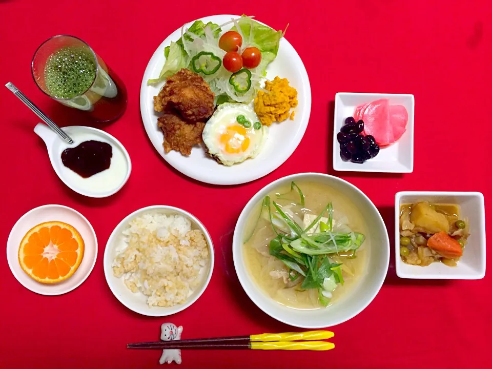 朝ごはんは勝負飯^o^はみちゃん定食❗️豚汁、鳥唐揚げ、オニオンスライス野菜サラダ、肉じゃが、プルーンジャムヨーグルト^_−☆|はみちゃんさん