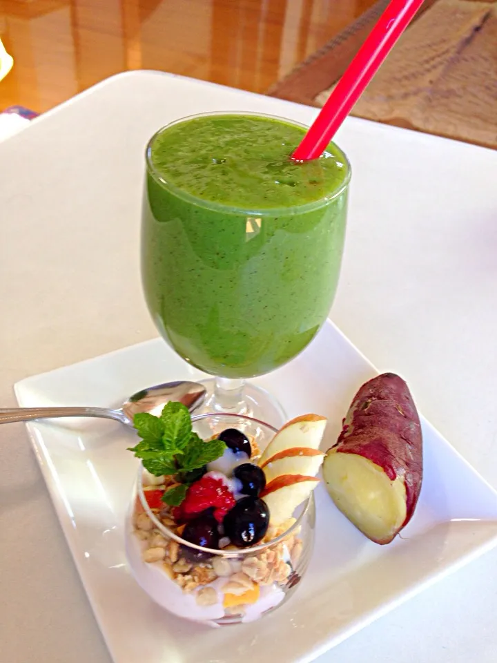 Green smoothie,granola yoghurt fruit ,sweet potatoes|viviさん