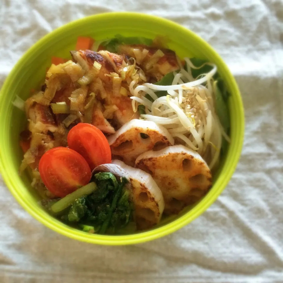 Snapdishの料理写真:蒸し鶏のパリパリ焼き丼弁当|tacconcinaさん