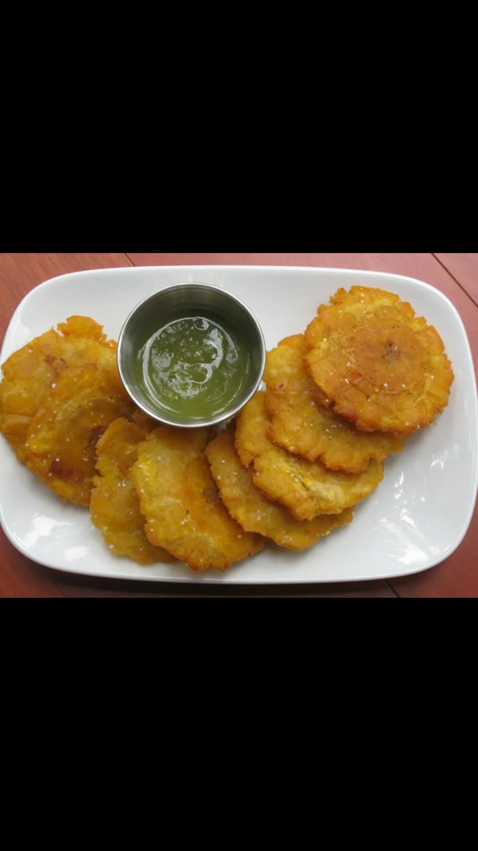 little snack fried green plantains with green cilantro garlic sauce|Frank Ortizさん