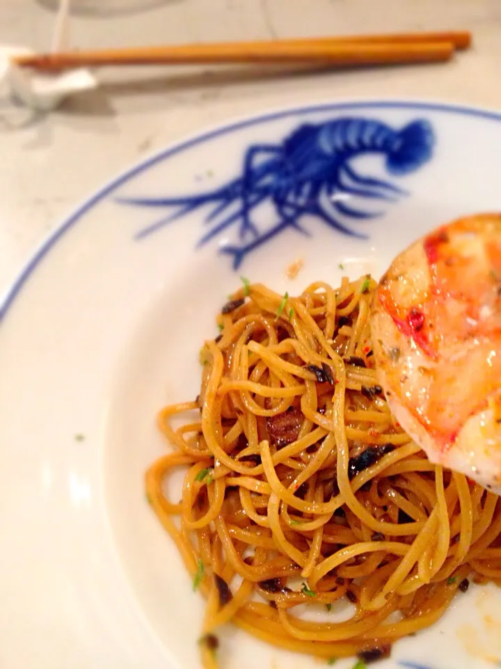 Snapdishの料理写真:ホッケンミー風パスタ 大海老添え Hokkien mee inspired pasta with giant shrimp|Funky Chefさん