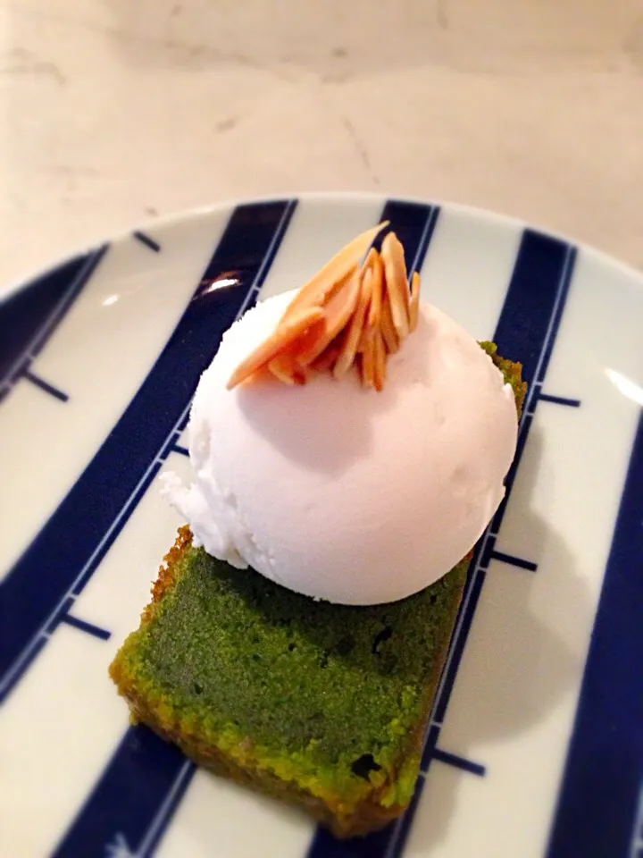 抹茶ケーキとココナッツアイスクリーム matcha cake and coconut cream|Funky Chefさん