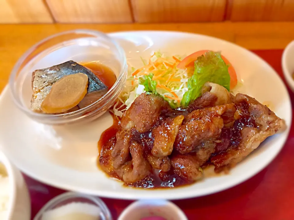 Snapdishの料理写真:豚肉の生姜焼きと鯖の煮付け|茶一郎さん