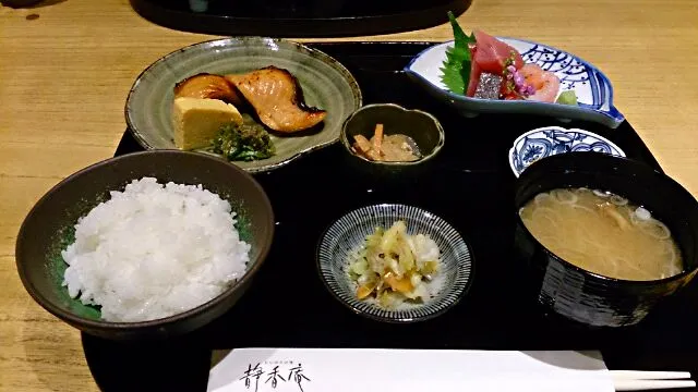 鮭の粕漬け、お刺身、新米！
美味しいお昼ご飯堪能しましたー！|akemi🐝さん