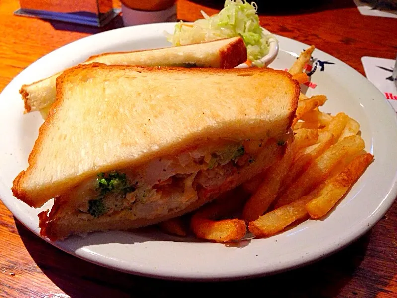 Snapdishの料理写真:Shrimp, Egg and Broccoli Sandwich|chan mitsuさん