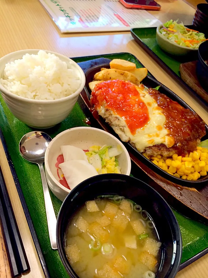 地元の定食屋さんキッチンポットのジャンボチーズハンバーグ定食！|正垣克敏さん