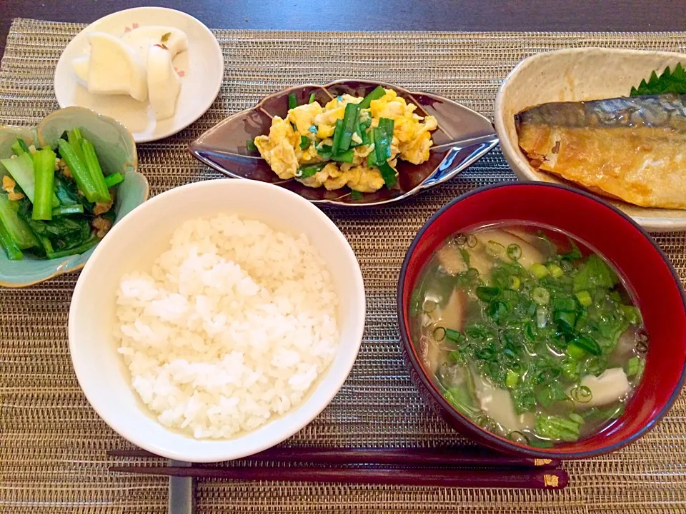 小松菜のお浸し   大根の漬物   にら玉   鯖の味噌煮   春菊の味噌汁|NAKATAさん