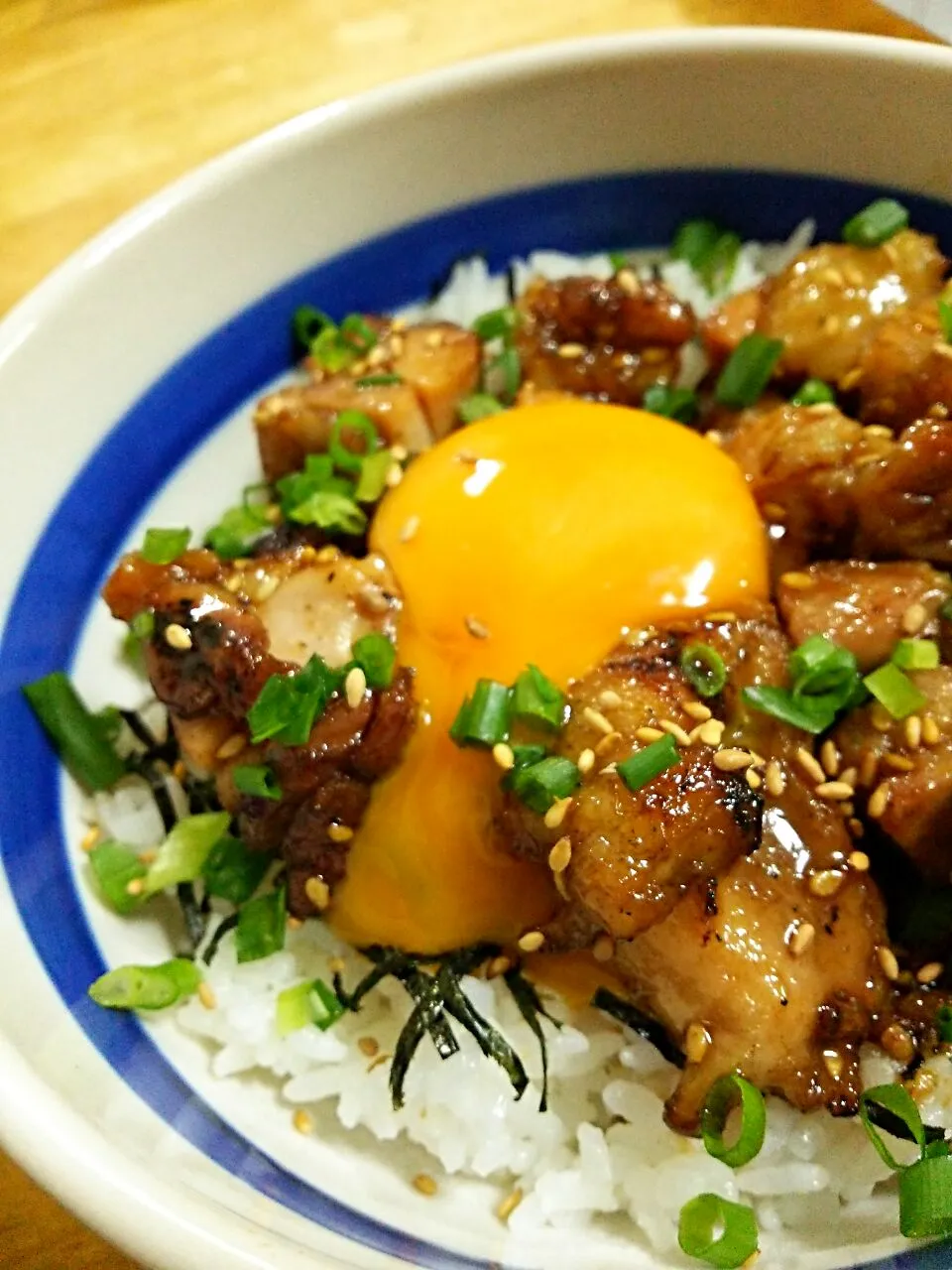 ちょっと美味しい鶏ももの炭火焼き丼|徳之島トトロンヌさん