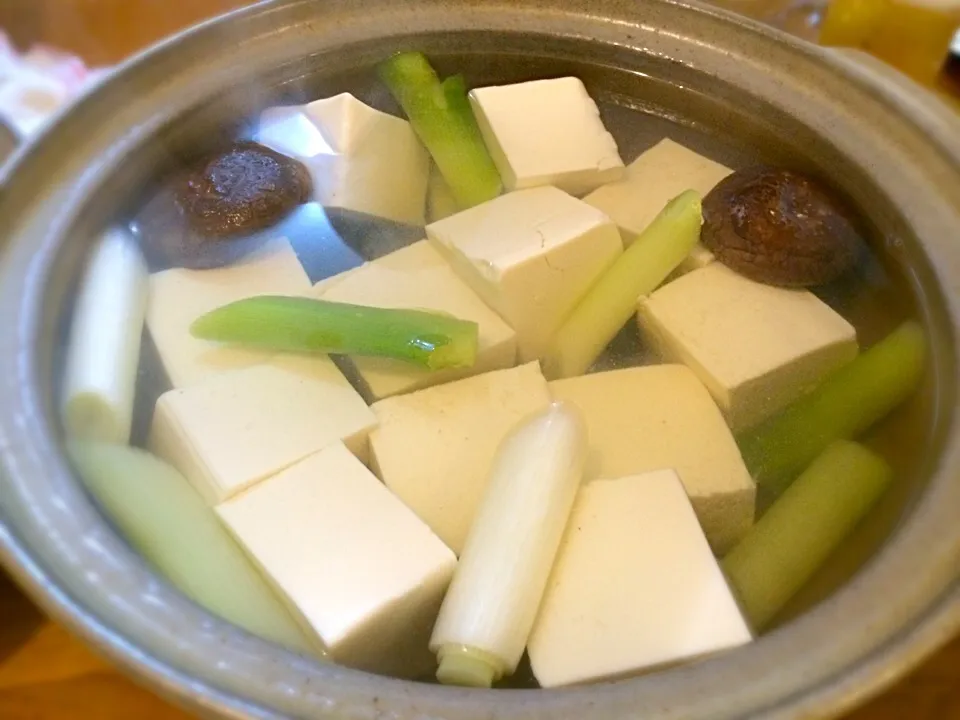 湯豆腐 〜 利尻昆布とどんこ椎茸のお出汁で頂きました。豆腐は木綿と絹ごし両方行っちゃいました(・ω・)ノ|リフルシャッフルさん