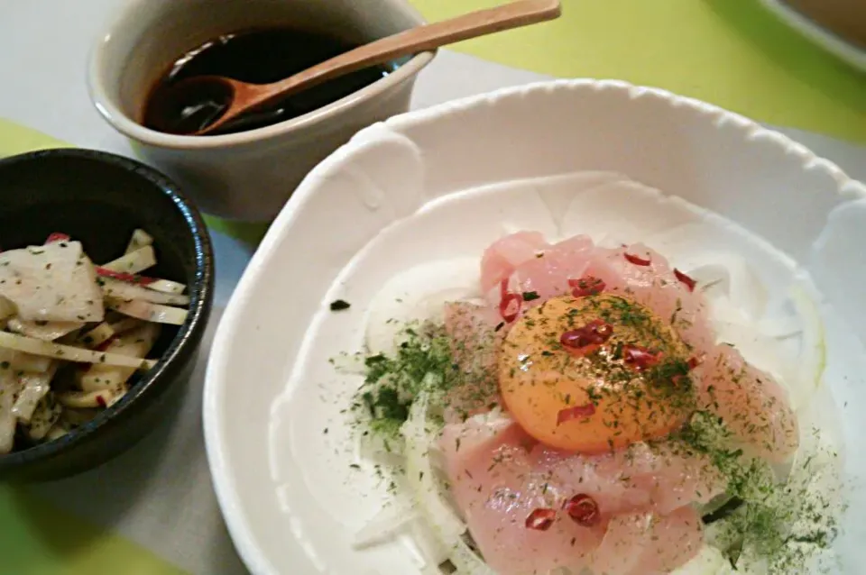 ささみユッケで煩悩退散を祈念して消毒開始しましたわ🍶ついでに昨夜の残り物のサツマイモと梨のサラダを並べてみました。|にゃあ（芸名）さん