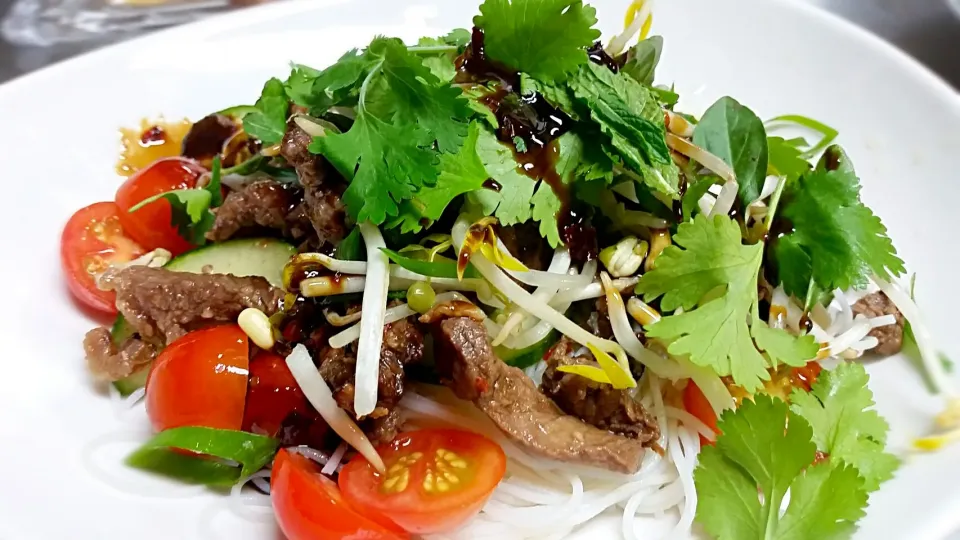 Snapdishの料理写真:Thai beef noodle salad|Luke Smithさん