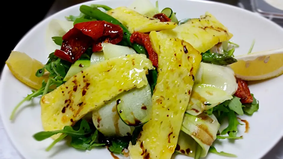 Haloumi and asparagus salad  with semi-sun dried tomatoes citrus-infused olive oil and balsamic glaze|Luke Smithさん