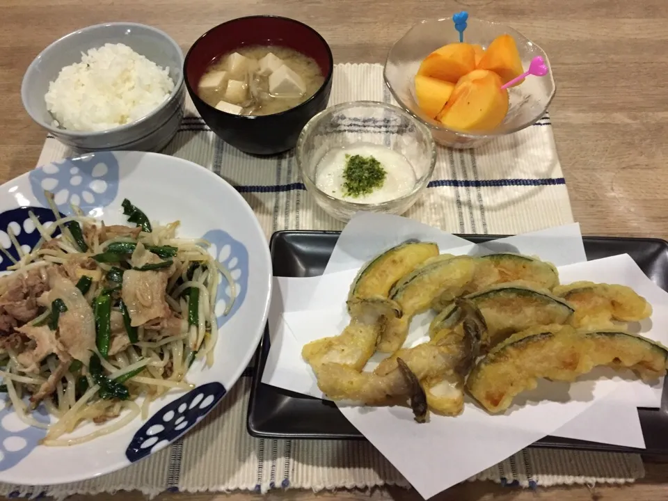 肉野菜炒め・カボチャとエリンギ天ぷら・とろろ・豆腐と舞茸味噌汁・柿|まーままさん