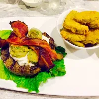 Jalapeño popper burger and fried pickles 👌|Heather Hollowayさん