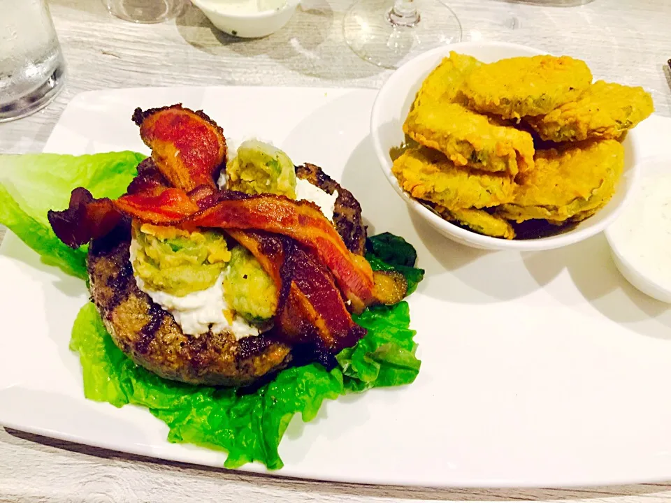 Jalapeño popper burger and fried pickles 👌|Heather Hollowayさん