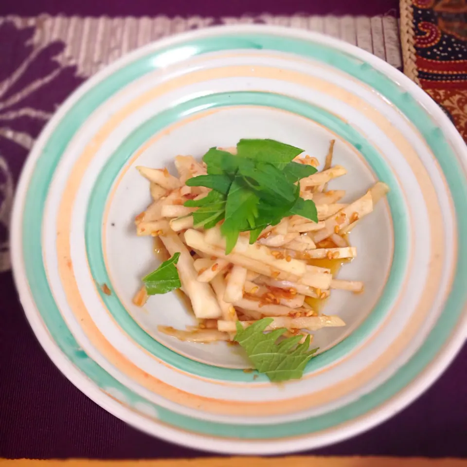 菊芋のゴマおかか和え   デンプンを殆ど含まずイヌリンの豊富な菊芋を生で食べます。シャキシャキした食感でお酒のあてにも！|kctreeさん