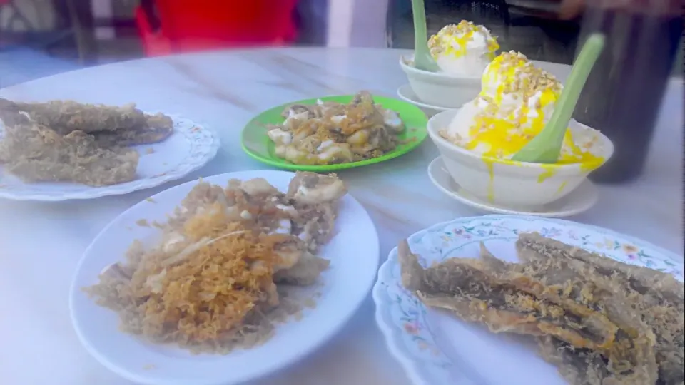 Celop tepung (deep fried squid, fish) + jagung parut (ice cream with sweetcorn) from Terengganu, Malaysia|ecahさん