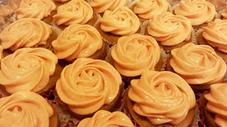 mini pumpkin cupcakes with orange cinnamon cream cheese frosting|Chef On Qさん