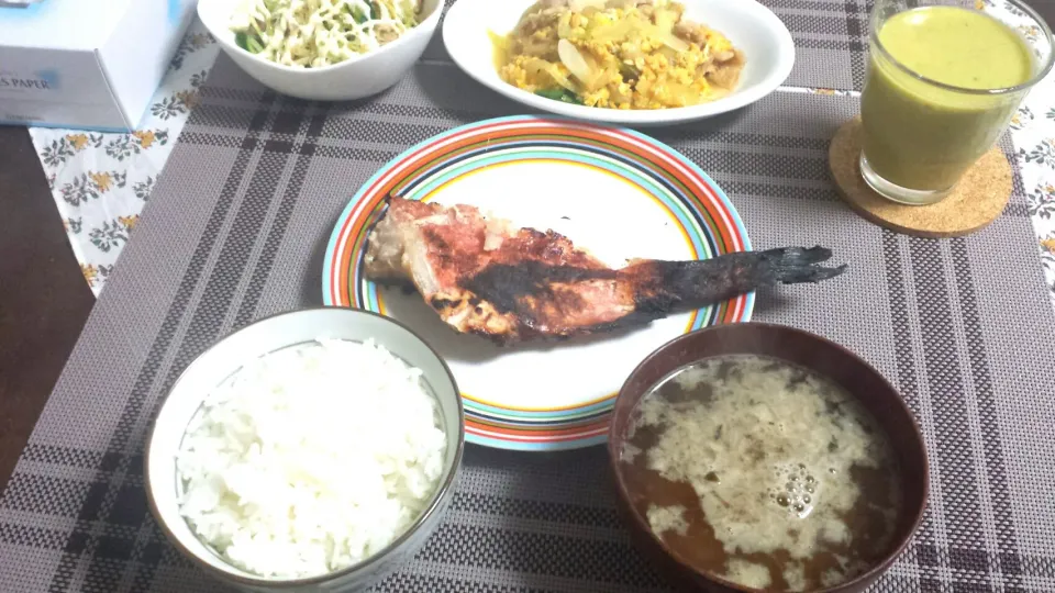 赤魚粕漬け焼き、キャベツとツナのサラダ、海老と豚肉の中華玉子炒め、カジメのお味噌汁～♪|三宅章人  Akihito Miyakeさん