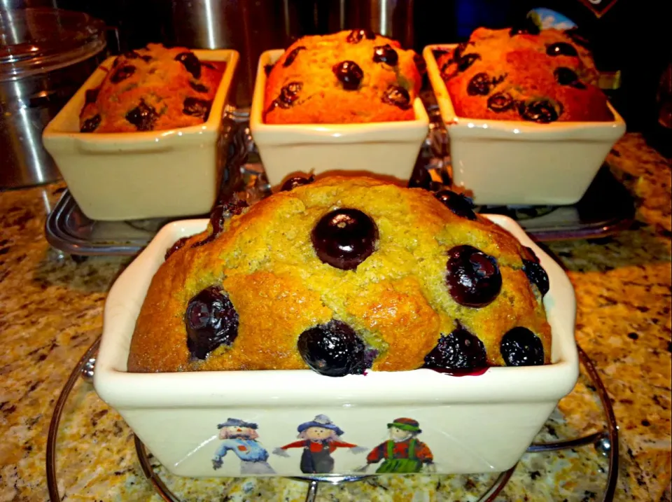 Banana bread with fresh blueberries.|Jihollandさん