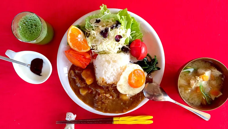 朝ごはんは勝負飯^o^はみちゃん定食❗️ワンプレート^_−☆ポークカレーに豆サラダ、ホーレン草ソテー、鳥ごぼうのつみれ味噌汁、プルーンジャムヨーグルト^_−☆|はみちゃんさん