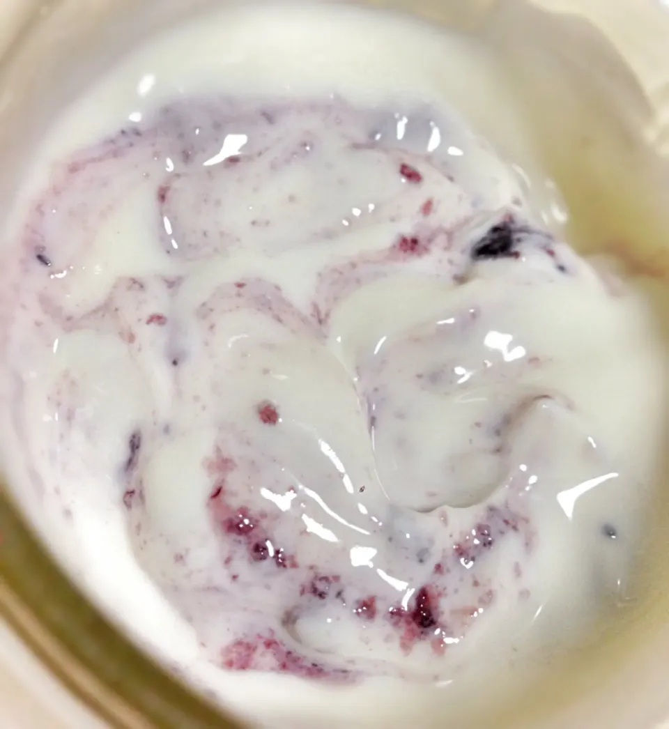 Greek yogurt swirled with blueberry preserve|coxiella24さん