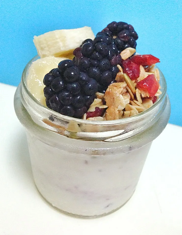 Snapdishの料理写真:Topped with fruits and home made granola|coxiella24さん