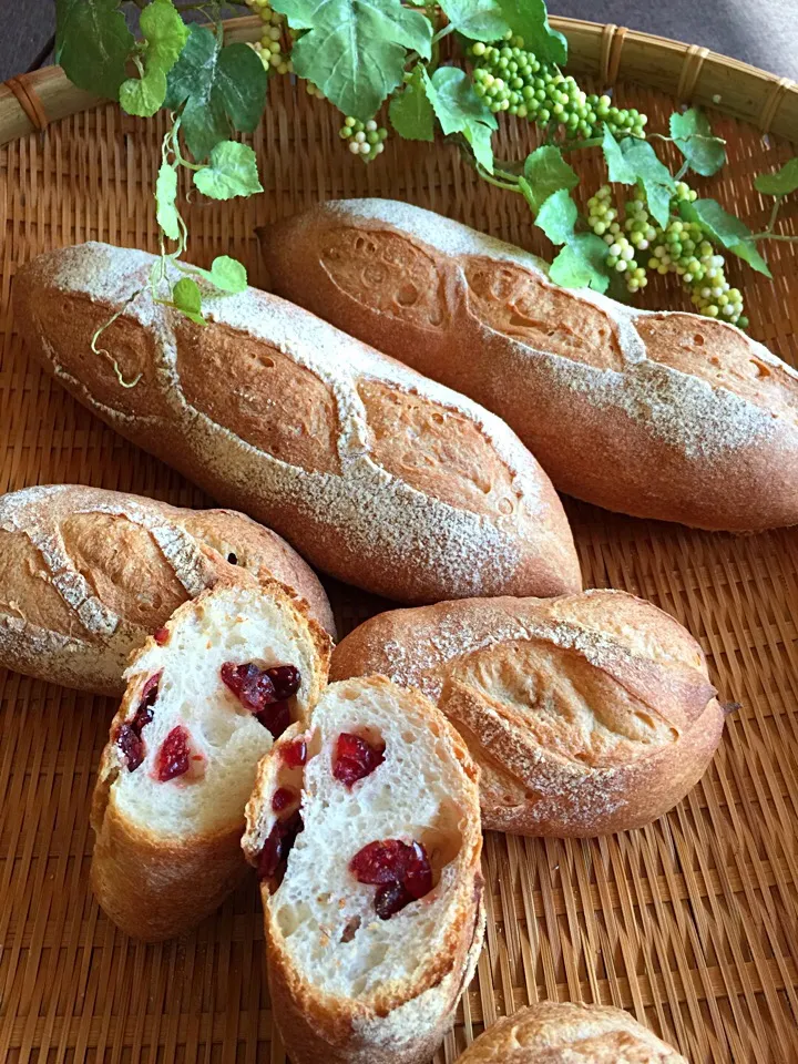 Snapdishの料理写真:クランベリー入りバゲット🍞|みなさん