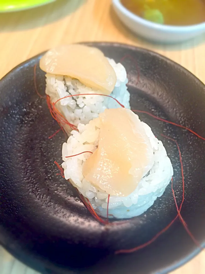 Snapdishの料理写真:Scallop sushi|Ken Gweeさん