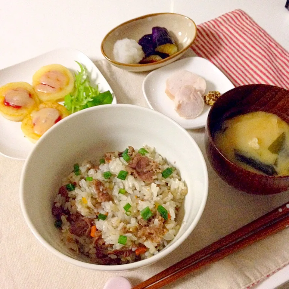 牛肉とごぼうの炊き込み御飯・あげ茄子の煮浸し・いももちピザ風・鶏ハム・お味噌汁(あげ×わかめ)|Accaさん