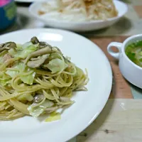 まいたけ、キャベツ、ツナのパスタ と ギョウザコンソメスープ|yuko1177さん