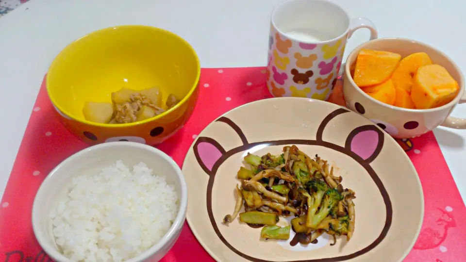 大根と豚肉煮。ブロッコリーとキノコのマヨ味噌炒め。貰った柿。|あや子さん