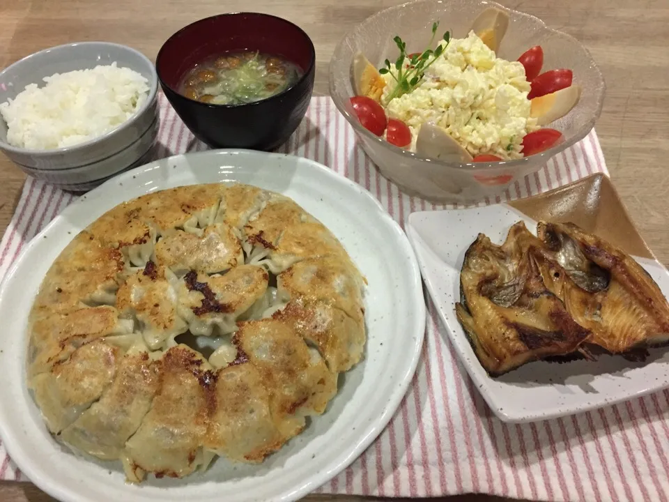 餃子・ホッケ開き・マカロニポテトサラダ・なめこワカメ味噌汁|まーままさん