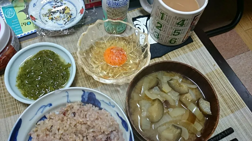 Snapdishの料理写真:生卵＆めかぶ＆茄子の味噌汁|まぐろさん