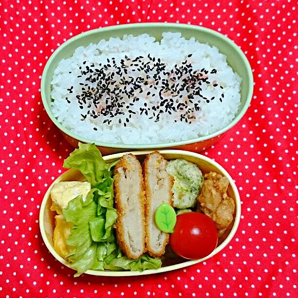 Snapdishの料理写真:11/6(木)の旦那弁当🍱
♪鶏ごぼう
♪コロッケ
♪卵焼き
♪チーズちくわの磯辺揚げ
♪ミニトマト|ふみぃさん