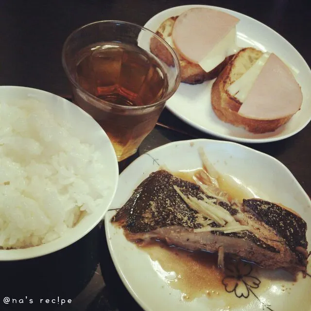 おはようございます＼(^o^)／
今日の朝御飯は昨日の子持ちカレイの煮付け♪
子供達はフレンチトーストにチーズとハムをトッピングしたのです♪
皆さんの今日が良い一日でありますよーに♡|Kashimanakitchenさん