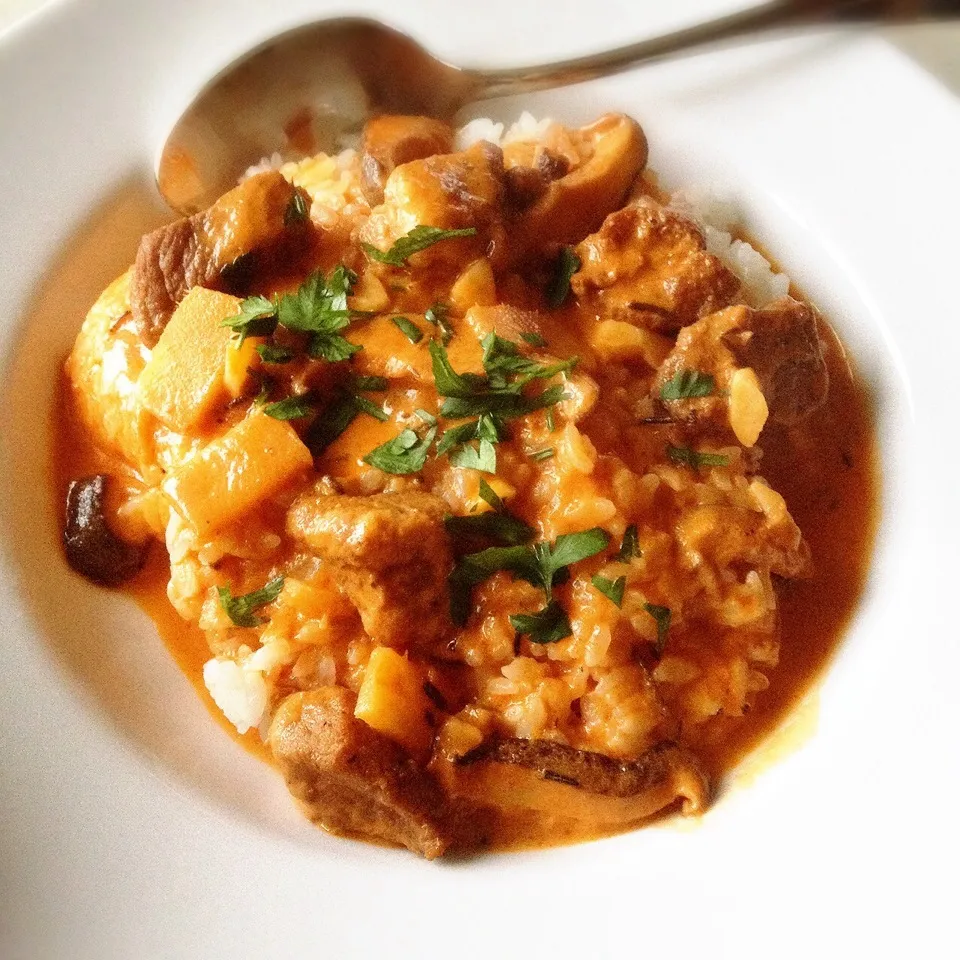 豚肉のトマトクリーム煮丼。|ヘイオークボさん
