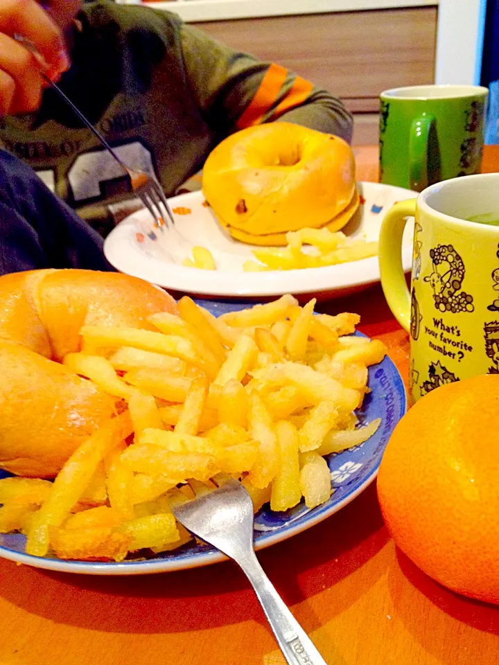 Snapdishの料理写真:🎃パンプキンベーグル＆🍅トマトベーグル、フレンチフライ、抹茶ラテ黒糖入り、🍊ミカン|ch＊K*∀o(^^*)♪さん