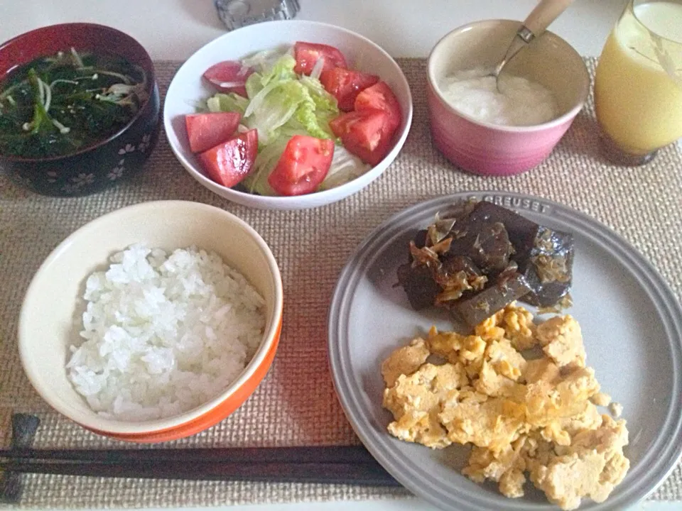 炒り卵 蒟蒻のおかか和え トマトサラダ ほうれん草とえのきの味噌汁 ヨーグルト 牛乳|にゃろめさん