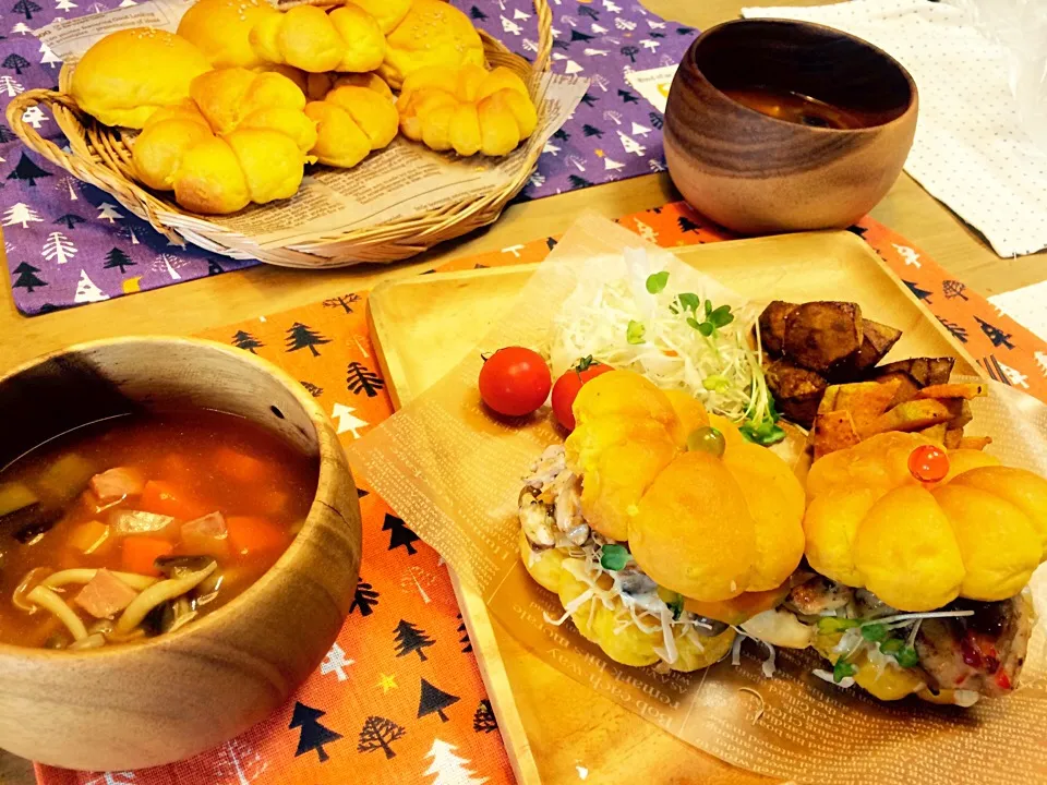 Snapdishの料理写真:＊🎃きのことハーブチキンのかぼちゃバーガー〜スイートチリソース〜🎃＊|ちょこあや＊*さん