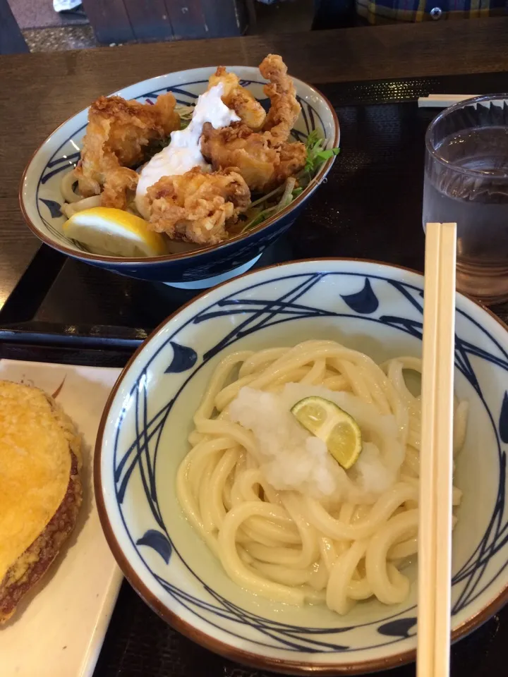 タル鶏天ぶっかけうどん(油淋鶏)とおろし醤油うどん🍜|かまさん