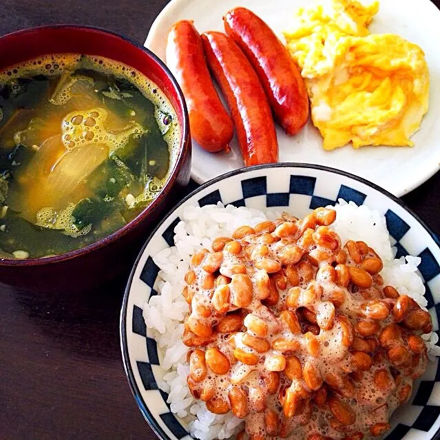 納豆ごはん,味噌汁,ウィンナー,卵焼き|りーぴんさん