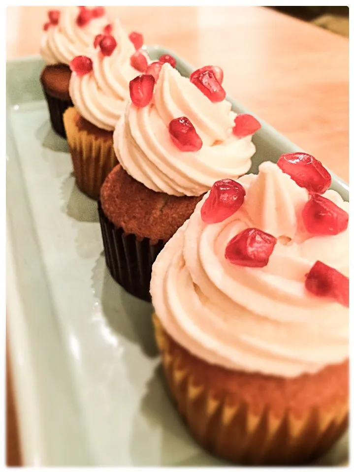 Cream cheese frosting cupcake with pomegranate|Chiho Yamamotoさん