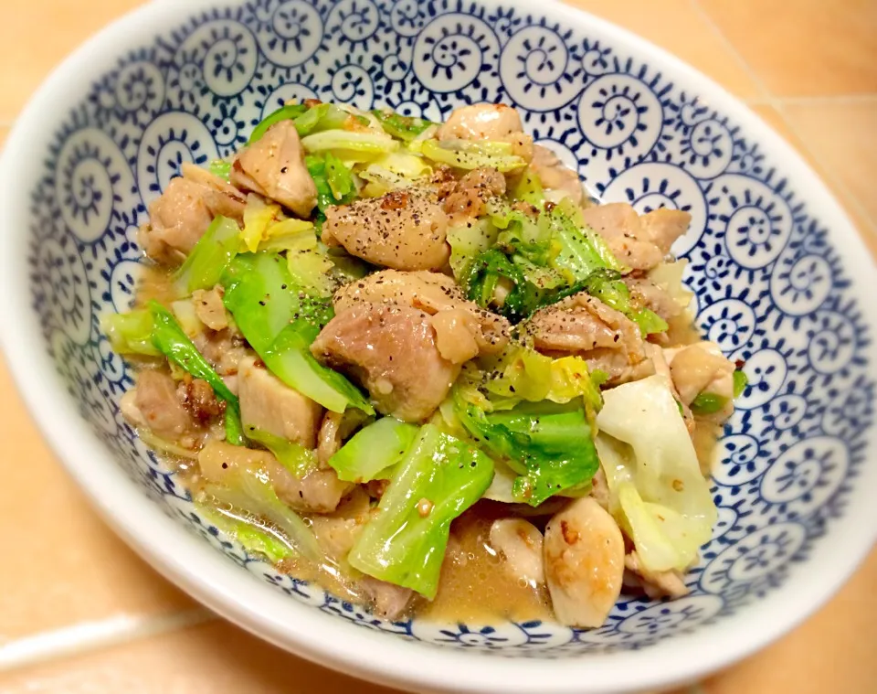 鶏肉とキャベツの塩にんにく炒め|こじ∀こじさん